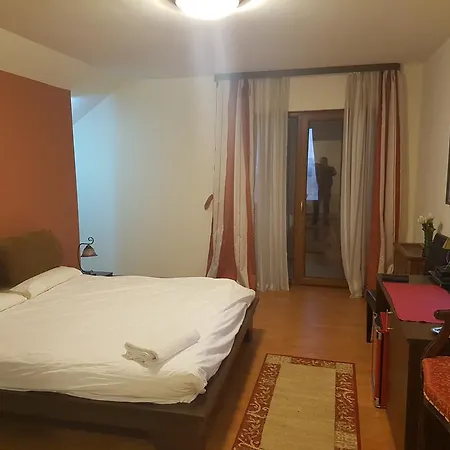 Golden Moments 招待所 *